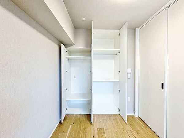 充分な収納スペースを確保。居室内に余計な家具を置く必要がなく、シンプルですっきりとした暮らしが実現。