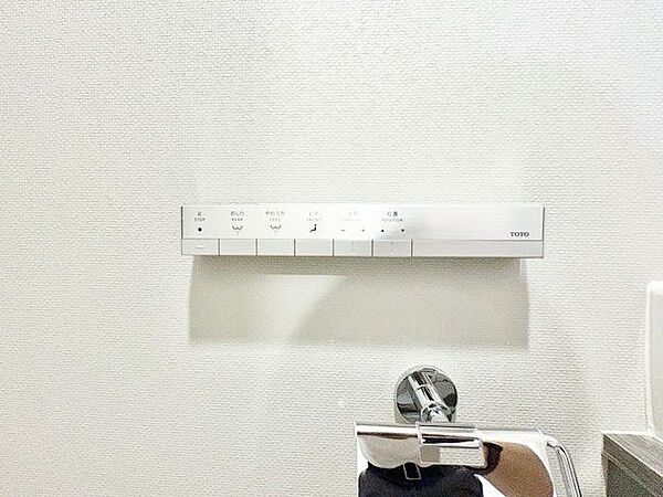 トイレのウォシュレットリモコン。充実の機能が備わっています。
