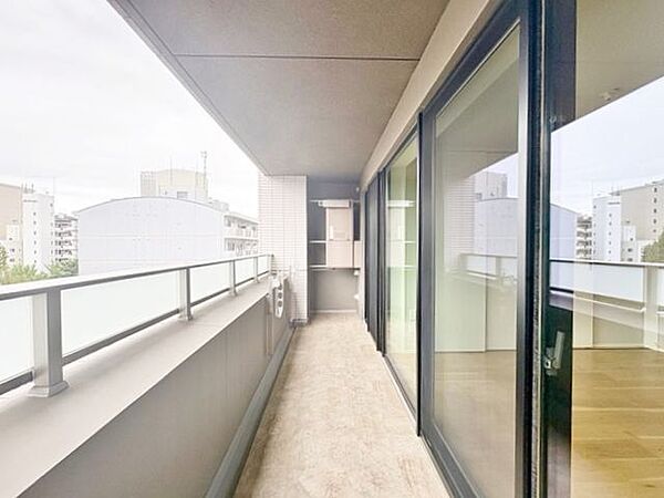 くつろぎの空間を演出するバルコニー。開放感と爽やかな風を感じていただけると思います。