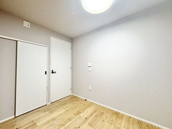 住まう方自身でカスタマイズして頂けるように「シンプル」にデザインされた室内。