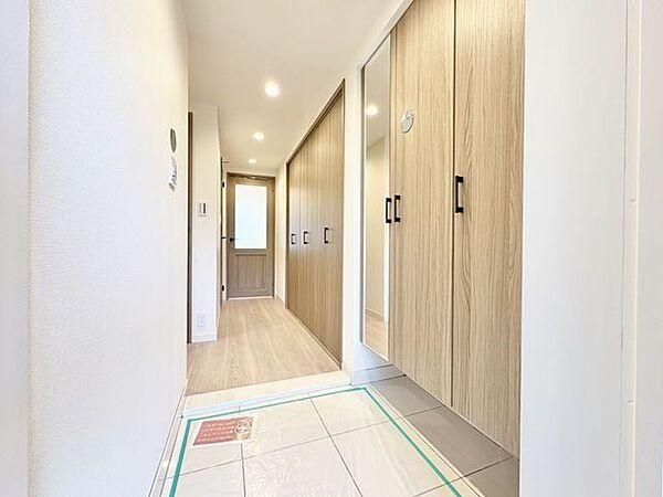 玄関を開けると、明るい日が差し込むリビングへと誘う廊下。一日あったいろんなことを胸に帰る我が家。