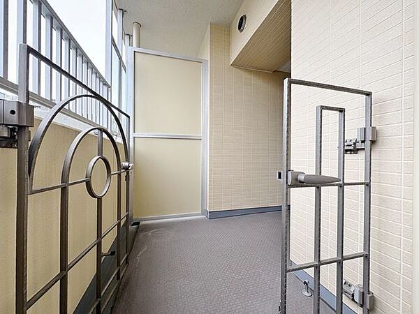 玄関にはポーチがついていて、ドア開閉時に部屋の中が見えてしまうのを防ぎます。