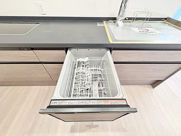食器と洗剤を入れて、開始スイッチを押せば終わりです。食後に空いた時間で家族との団らんが広がります。