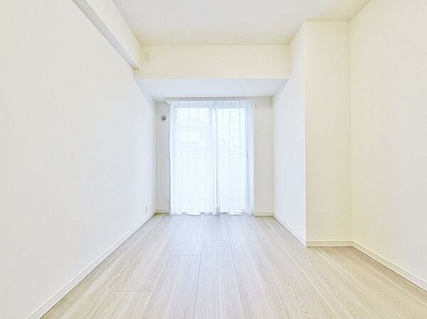 大きな窓からたっぷりと陽光が注がれる明るい空間。時を忘れて過ごす場所として過ごせるお部屋。