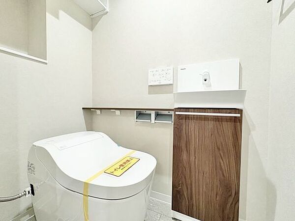 毎日使うものだから、「シンプルでムダのないデザイン」で空間と調和するタンクレストイレ。