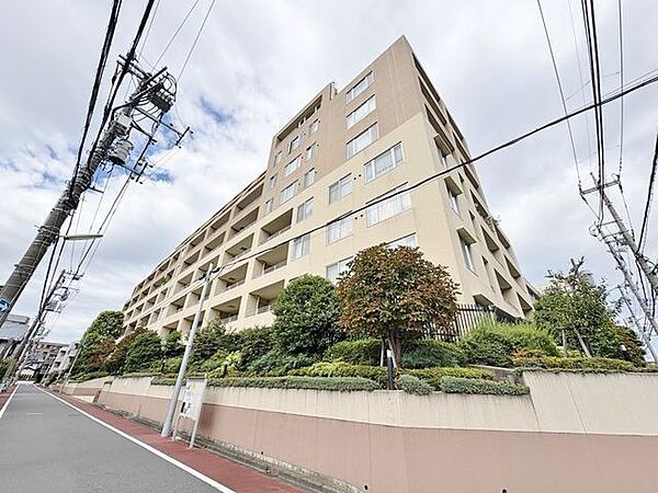 陽射しとともに少しづつ装いを変える街の景観。この街ならではの美しい風景とここから紡がれる家族の物語。