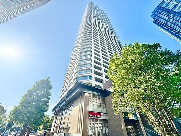 爽やかな青空の下に贅沢なほどに降り注ぐ陽光、豊かな居住性。クオリティが見事に調和した住空間。