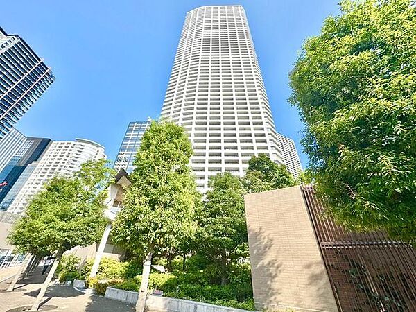 商業施設も多数点在するエリア。複数路線利用可能な立地に聳え立つマンション。