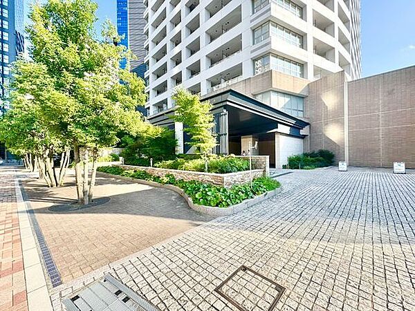 満ち足りたプライベートへ誘う気品あるエントランス。時が経てば経つほどにその価値が深まります。