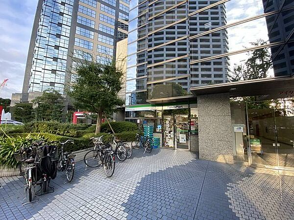 ファミリーマート新宿アイタウン店 31m