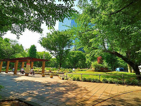 新宿中央公園 350m
