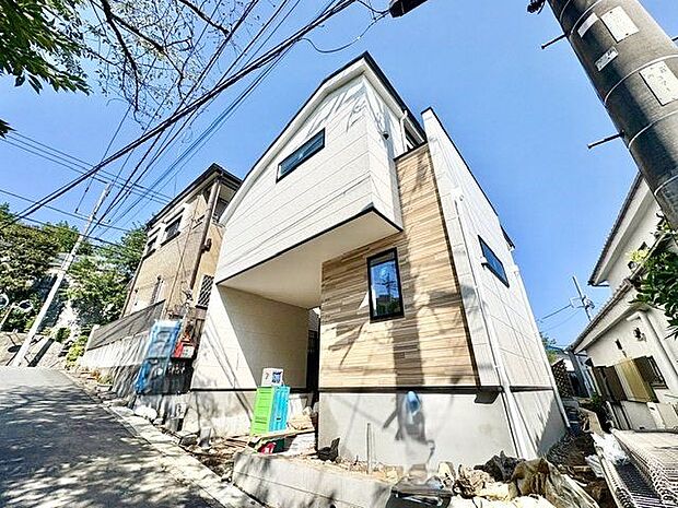 爽やかな青空の下に贅沢なほどに降り注ぐ陽光。豊かな居住性と、クオリティが見事に調和した住空間。