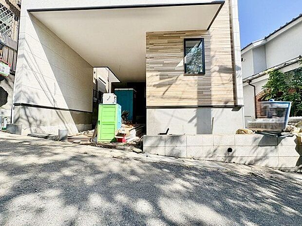 嬉しいビルドイン車庫付き。車が汚れにくく、雨の日でも濡れず済むのがうれしいですね。