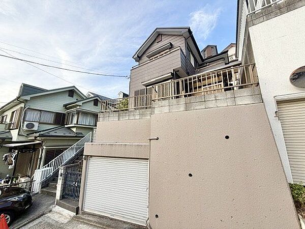 街並みに自然と馴染む色を基調とした外観は、温かみのある色合いが全体を包み、やさしい雰囲気を感じます。