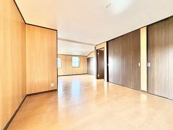 住まう方自身でカスタマイズして頂けるように「シンプル」にデザインされた室内。