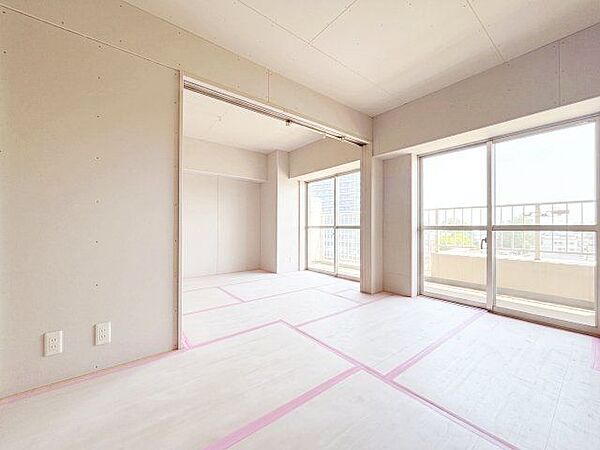 明るい日差しが差し込む空間。美しい街並みと穏やかな住環境でやすらぎの暮らしを叶えます。（リノベーション中）
