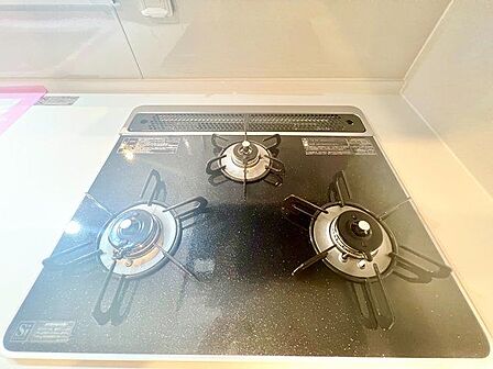 三口コンロで、お料理の効率もアップ。使い勝手の良さを考えました。フラット天板で、お手入れもラクラク。