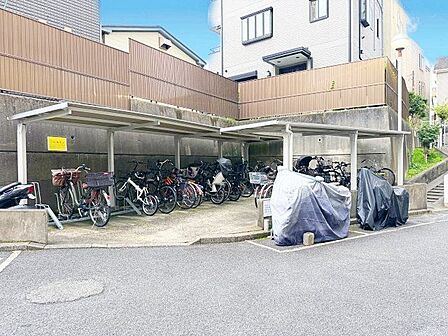 敷地内駐輪場。屋根があるため自転車が汚れにくく、雨の日でも濡れず済むのがうれしいですね。