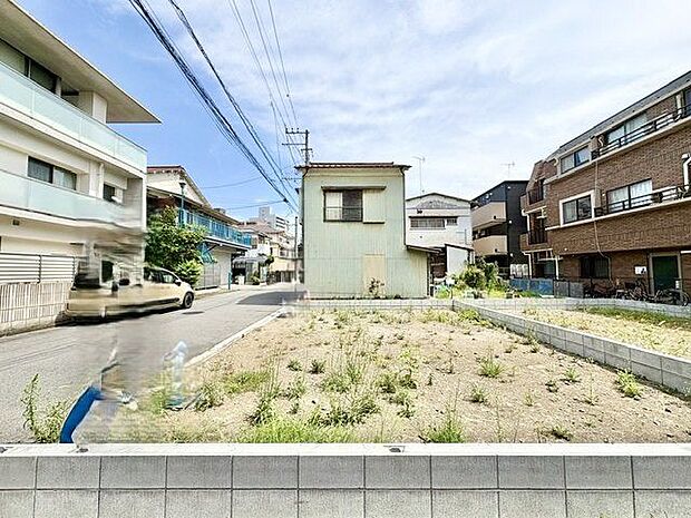 陽の光に照らされて美しく輝く土壌は、訪れる人を温かく迎えてくれます。愛着が生まれる住まいをこの地に。