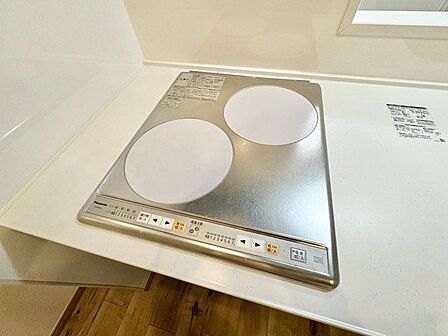 ガスコンロに比べて、サッと掃除ができるお手入れ簡単なIHクッキングヒーター。