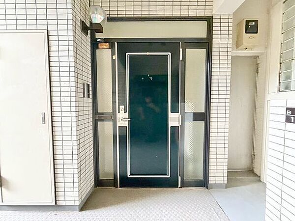 毎日出入りに使う玄関は外出する時は爽やかに、帰宅するときはホッとする落ち着いた空間へ。