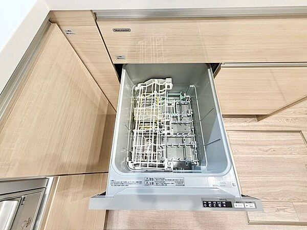 ビルトイン食洗機は作業台が広く使え、見た目もスッキリ。節水や節電も充実して家事の手助けをしてくれます。