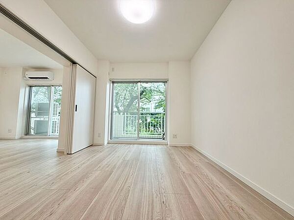 一日の疲れをいやしてくれる主寝室。時を忘れて過ごす場所として過ごせるお部屋。