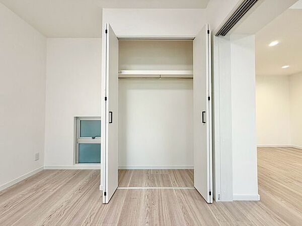 充分な収納スペースを確保。居室内に余計な家具を置く必要がないので、シンプルですっきりとした暮らし。