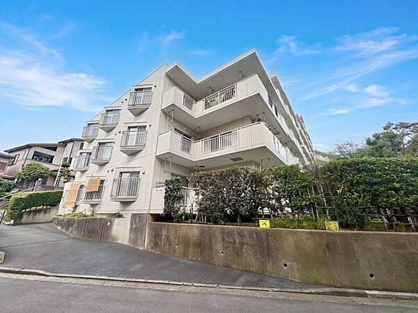 時代と共に変わりゆく街並みと、住む人の変わらない思いを融合。いつまでも誇りに思える住まいへ。（空の加工を生成AIで行っています）