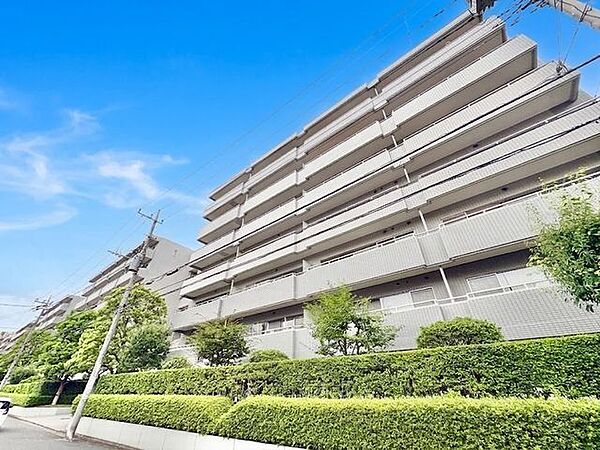 住む人がいつまでも心地良さを感じ続けられる多様な住空間を創造します。 （空の加工を生成AIで行っています。）
