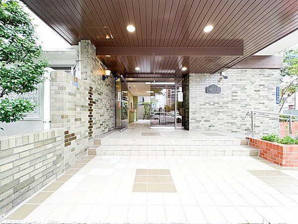 落ち着きのある温かな風情のエントランスは、訪れる方々を優しく包み込み、心地よい空間を演出しています。