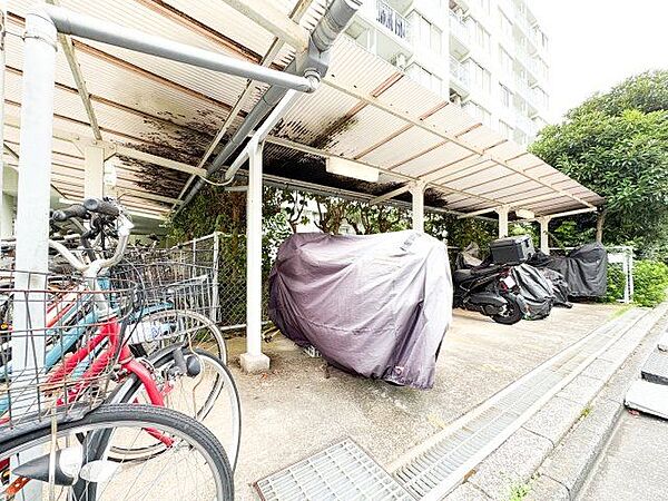 敷地内バイク置場。