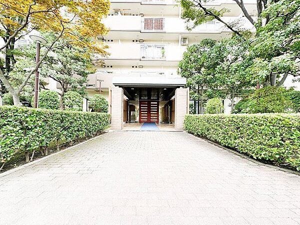 エントランスの脇に緑を植栽してあります。ご帰宅されるご家族を温かく出迎えてくれます。
