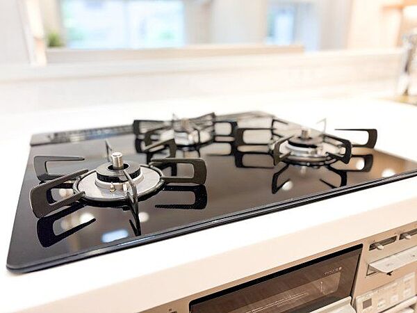 忙しいときでも一度にたくさんの料理が作れる3口コンロ。使い勝手の良さを考えました。