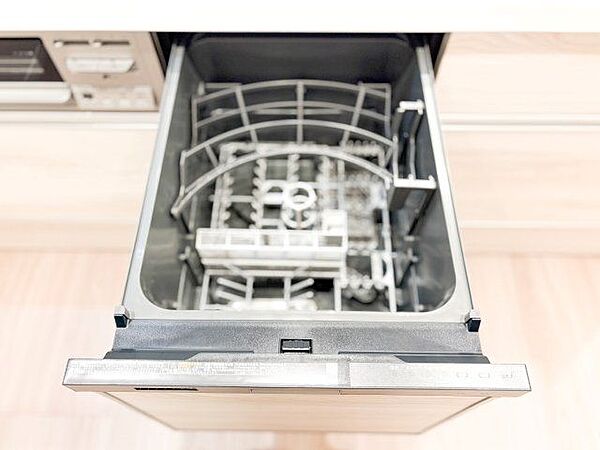 ビルトイン食洗機は作業台が広く使え、見た目もスッキリ。節水や節電も充実して家事の手助けをしてくれます。