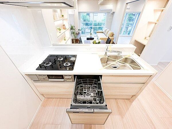 キッチンはリビングダイニングを見渡せる対面式キッチン。家事が捗るように動線を意識した間取りです。