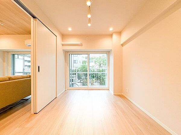 一日の疲れをいやしてくれる主寝室。時を忘れて過ごす場所として過ごせるお部屋。
