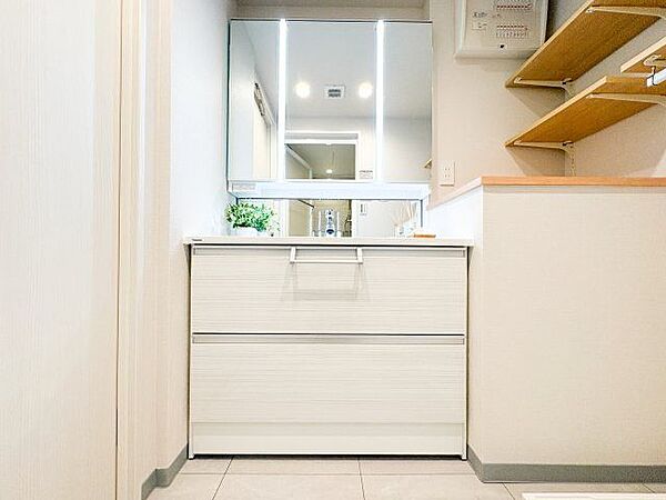 清潔感のある色合いのプライベート空間は、身だしなみチェックや肌のお手入れに最適です。