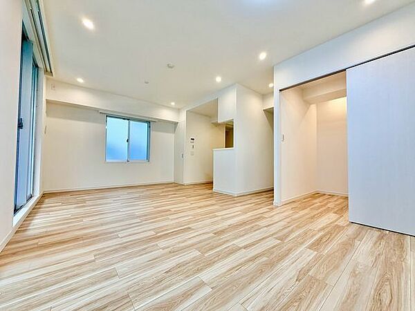 角住戸の開放感と独立性を謳歌するLDK。華やいだ気分で心満たされる、そんな空間です。