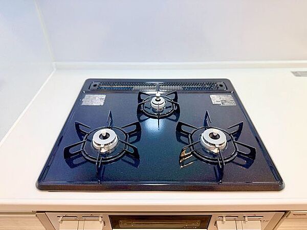 忙しいときでも一度にたくさんの料理が作れる3口コンロ。使い勝手の良さを考えました。
