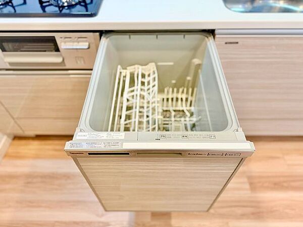 ビルトイン食洗機は作業台が広く使え、見た目もスッキリ。節水や節電も充実して家事の手助けをしてくれます。