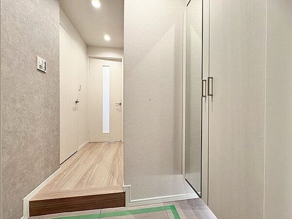 明るく開放的な空間を木目が美しい建具が見事に演出します。