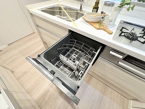 ビルトイン食洗機は作業台が広く使え、見た目もスッキリ。節水や節電も充実して家事の手助けをしてくれます