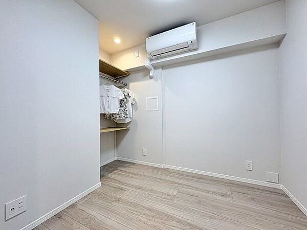 住まう方自身でカスタマイズして頂けるように「シンプル」にデザインされた室内。