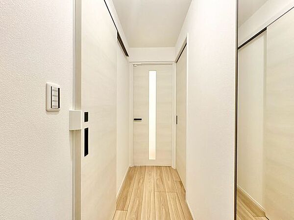 住まいの顔となる玄関は、落ち着きと華やぎの満ちた空間に。