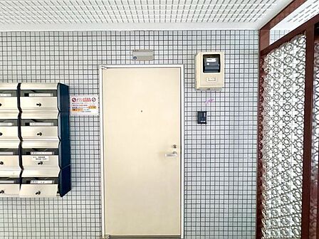 玄関ドアを開けると、リノベーションされ生まれ変わった室内がお出迎え。