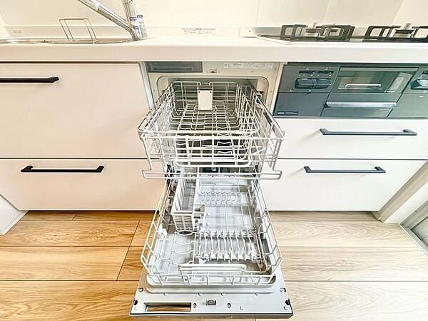 ビルトイン食洗機は作業台が広く使え、見た目もスッキリ。節水や節電も充実して家事の手助けをしてくれます