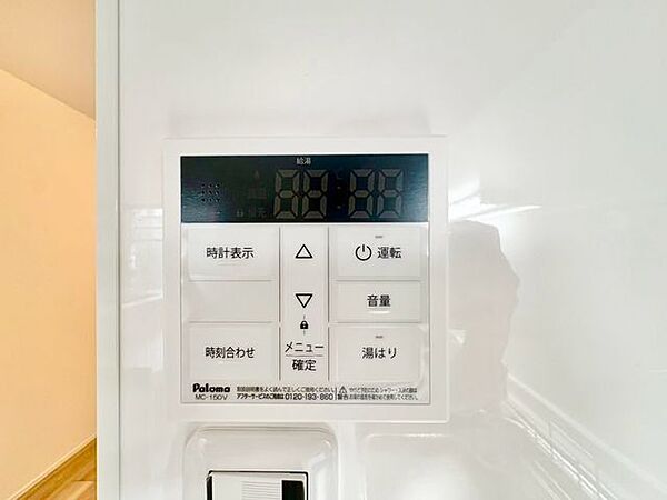 キッチンに給湯パネルを設置しました。洗い物時もお湯を簡単にご使用いただけます。温度調節もラクラク♪