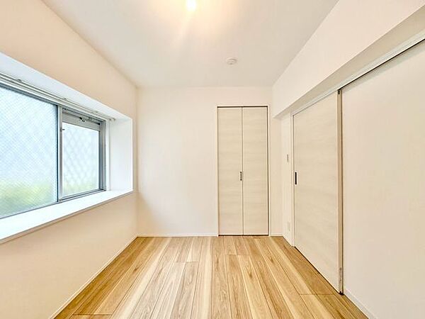居心地のいい暮らしには欠かせない採光。ゆったりとした幅の窓からこの空間に降り注ぐ採光が絶えません。
