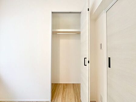 充分な収納スペースを確保。居室内に余計な家具を置く必要がないので、シンプルですっきりとした暮らし。